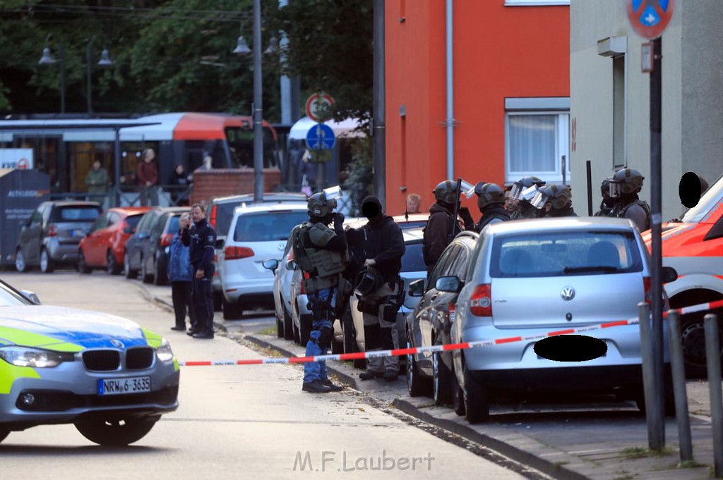 Einsatz BF Pol SEK Bedrohungslage Koeln Buchheim Herlerstr P28.jpg